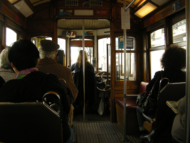 Dans le tram à Lisbonne