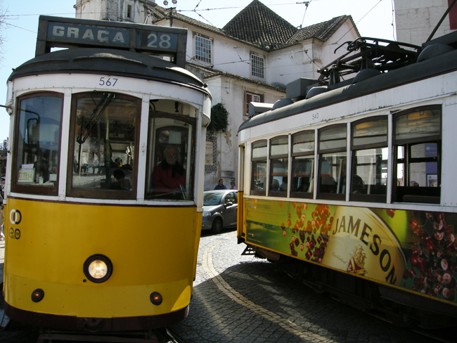 Les trams qui se croisent à Lisbonne