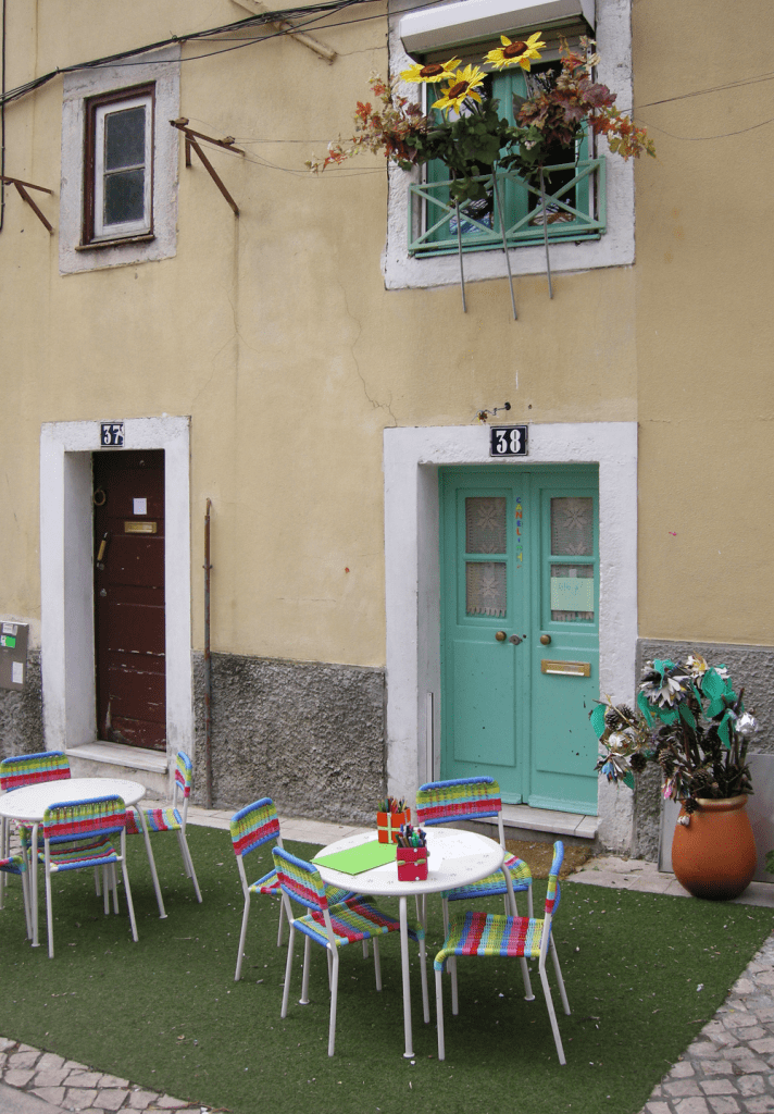 Un petit espace pour les enfants non pas dans le jardin mais dans la rue ! Lisbonne