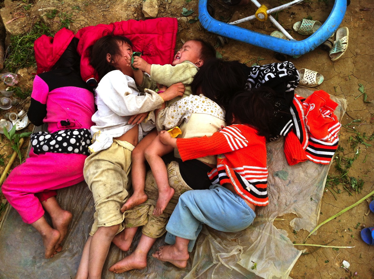 Les enfants vietnamiens des ethnies minoritaires - Voyage au Vietnam : trek dans les montagnes et rizières aux alentours de Sapa