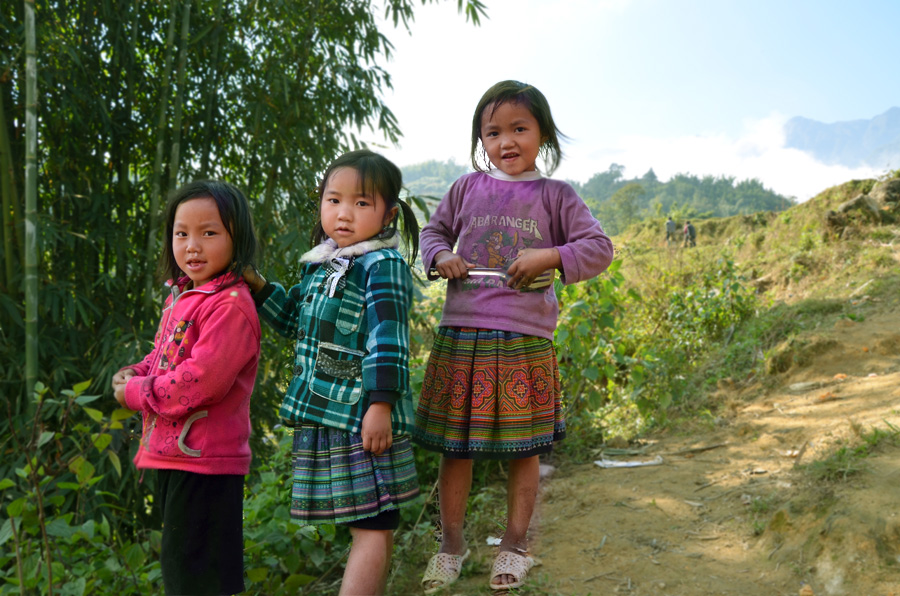 Les enfants vietnamiens des ethnies minoritaires - Voyage au Vietnam : trek dans les montagnes et rizières aux alentours de Sapa
