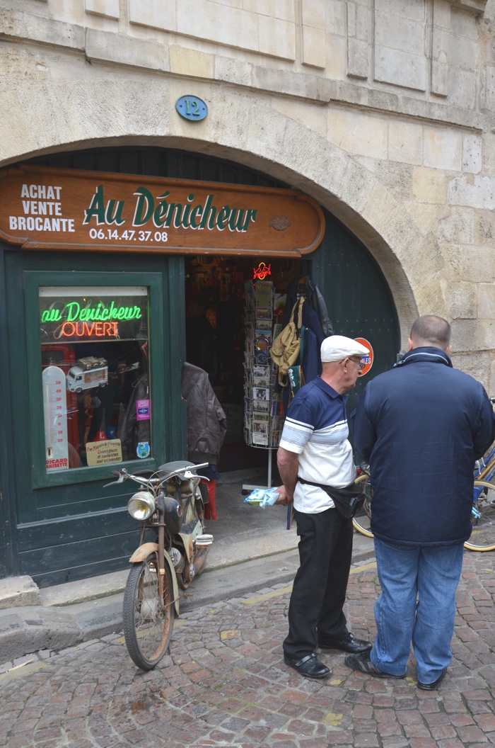 Le dénicheur, une petite boutique brocante plein de trésors à Bordeaux