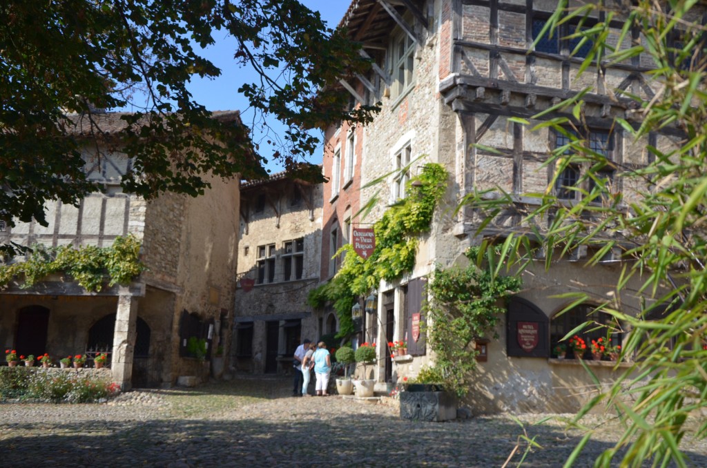 Visite de Pérouges à l'automne