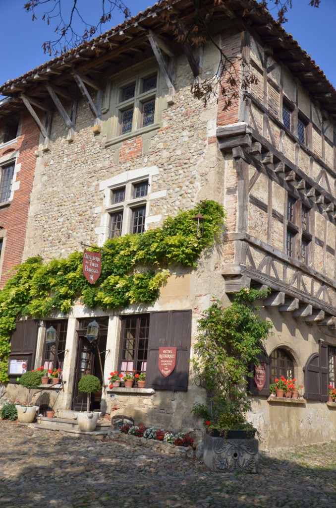 Visite de Pérouges à l'automne