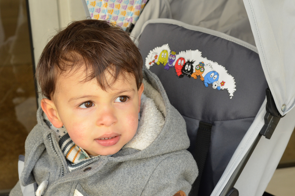poussette canne autour de bébé