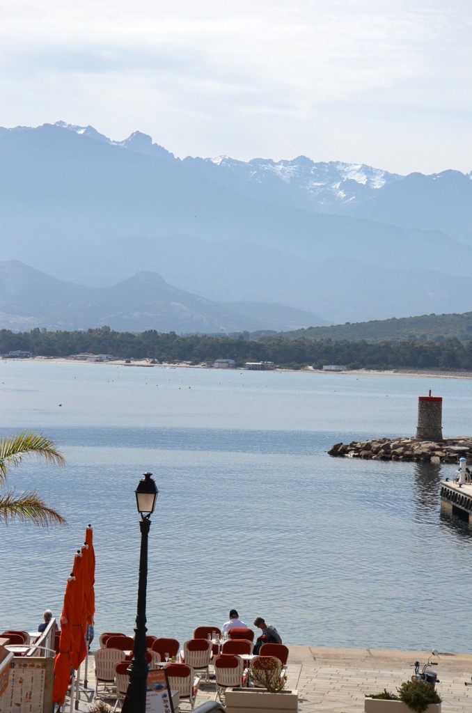 Le port de Calvi, vue sur la mer et les montagnes