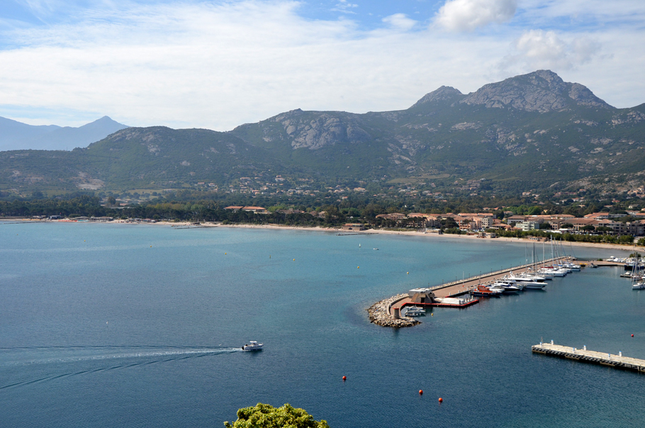 La vue sur le port de Calvi depuis la Citadelle