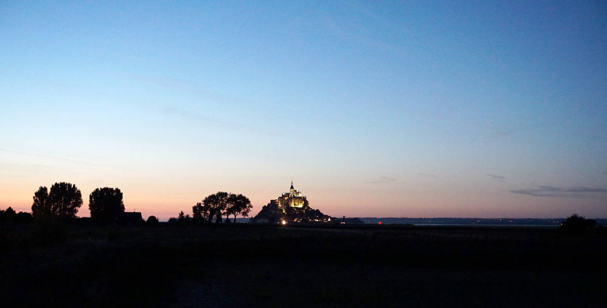 Le Mont-Saint-Michel éclairé à la tombée de la nuit