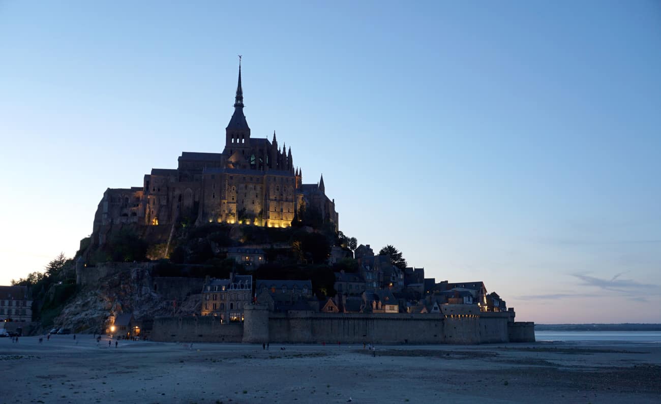 Le Mont-Saint-Michel éclairé à la tombée de la nuit