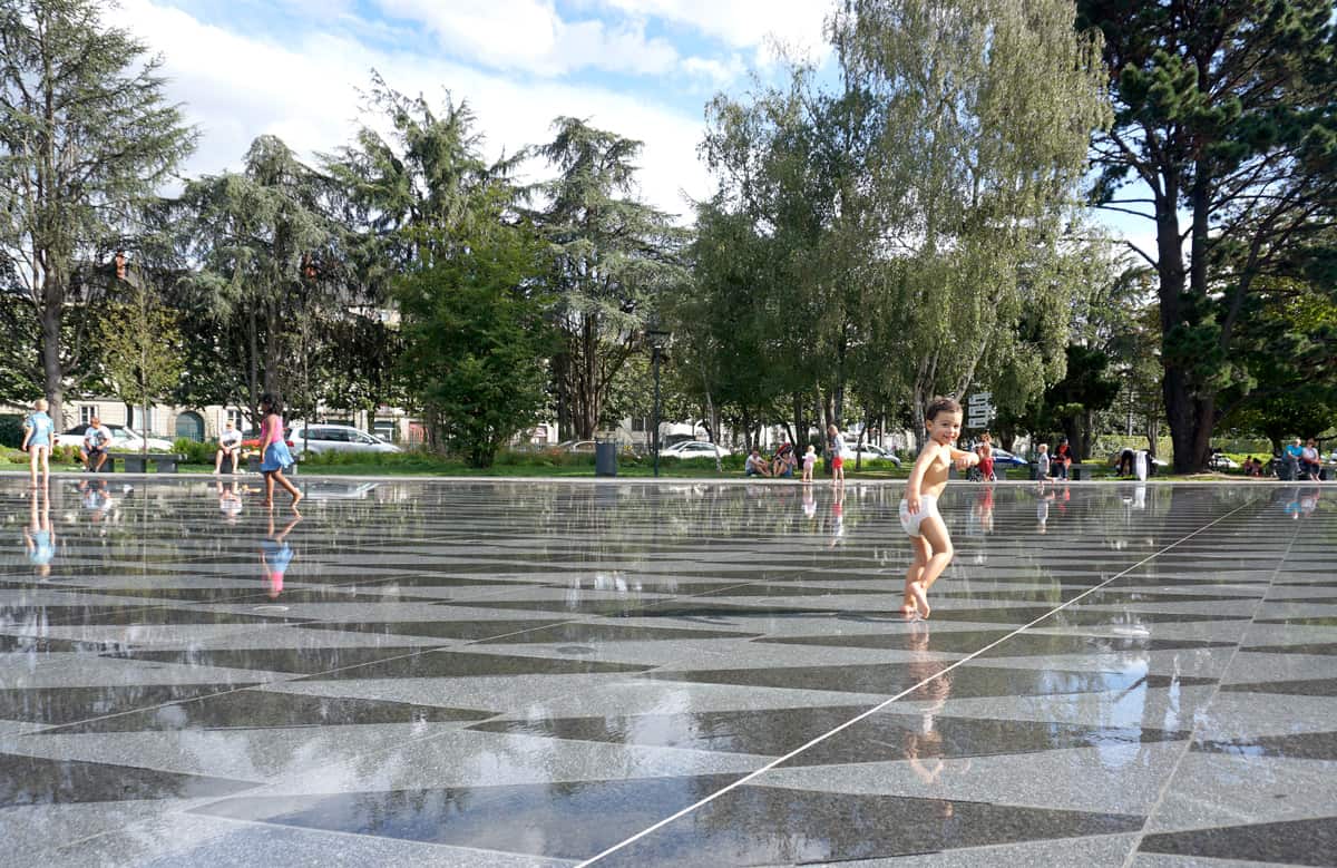 Square Mercoeur : le miroir d'eau à Nantes