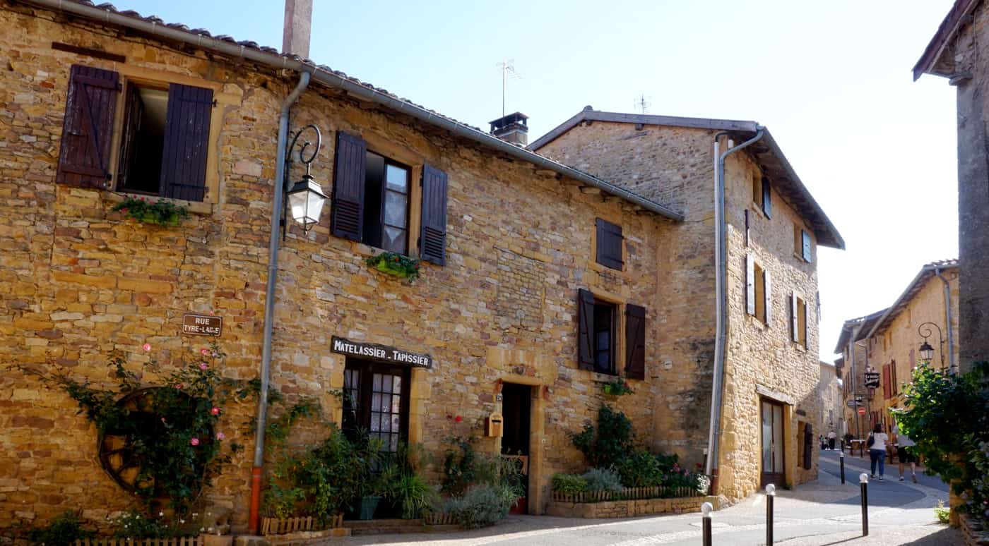 Les pierres dorées du village d'Oingt dans le Beaujolais