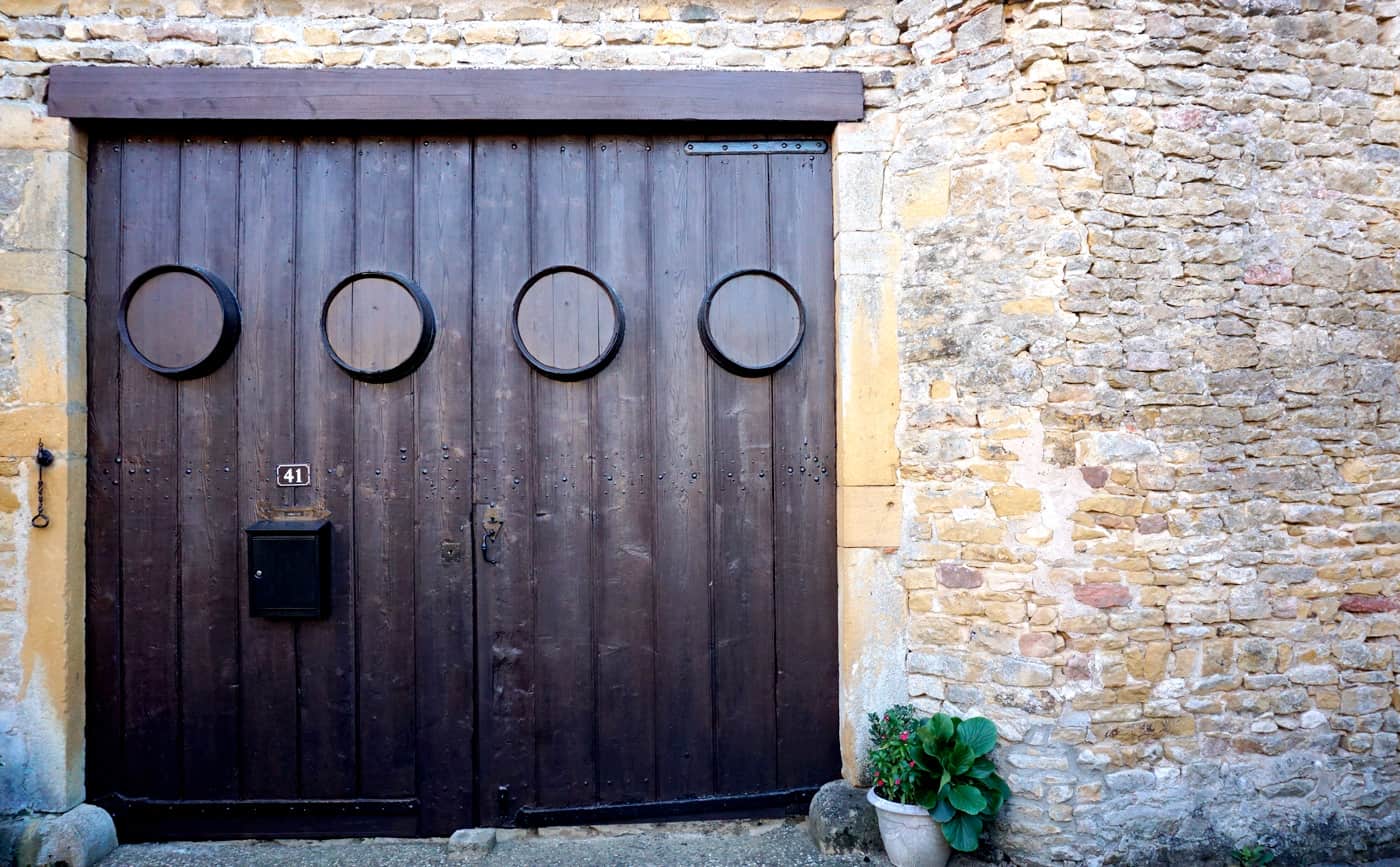 Porte de garage avec des tonneaux de vin ! Oingt