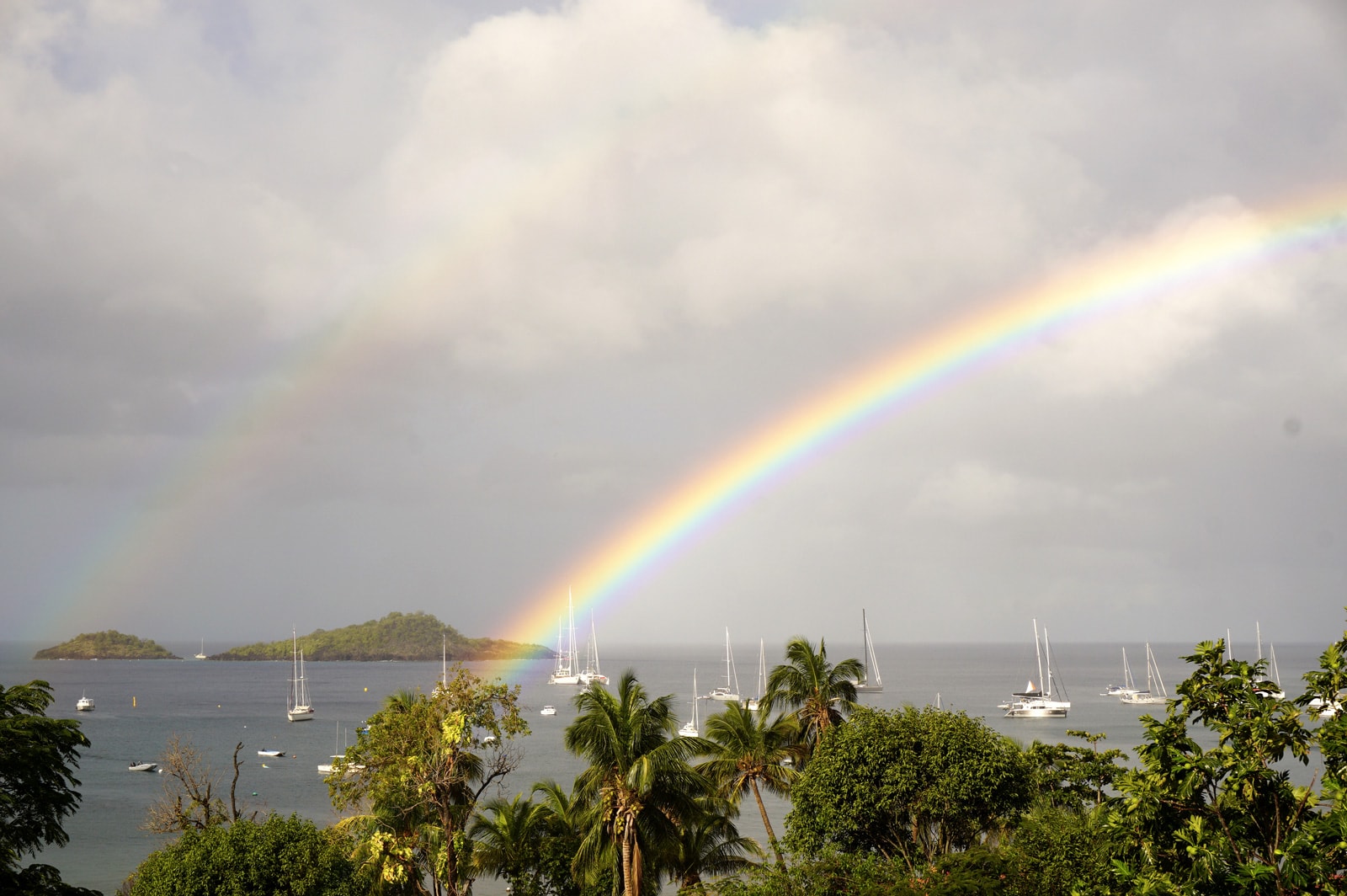 L'arc-en-ciel après une averse en Guadeloupe - Ilets Pigeon Malendure