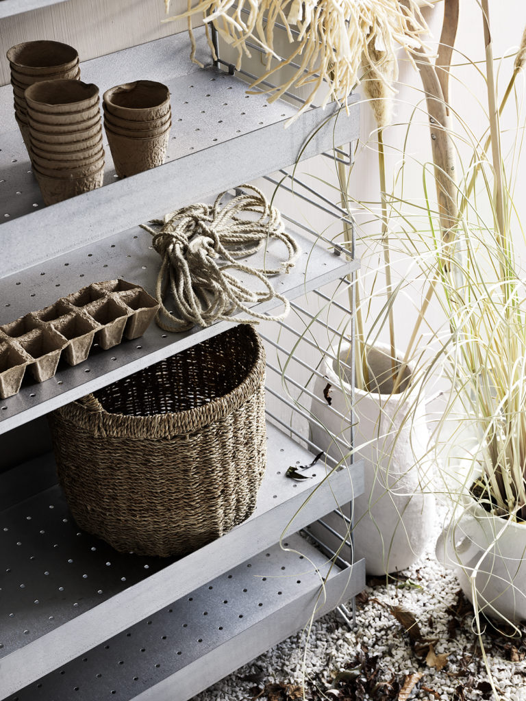 Etagère String à l'extérieur : rangement pots, plantes, outils de jardinage