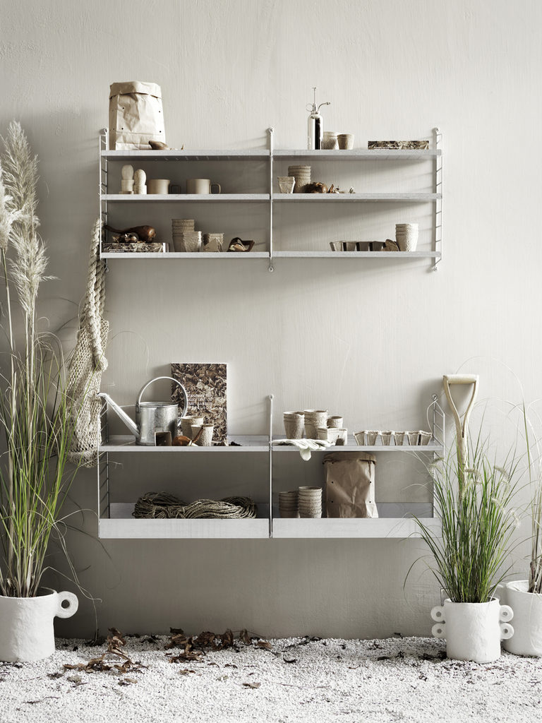 Etagère String à l'extérieur : rangement pots, plantes, outils de jardinage