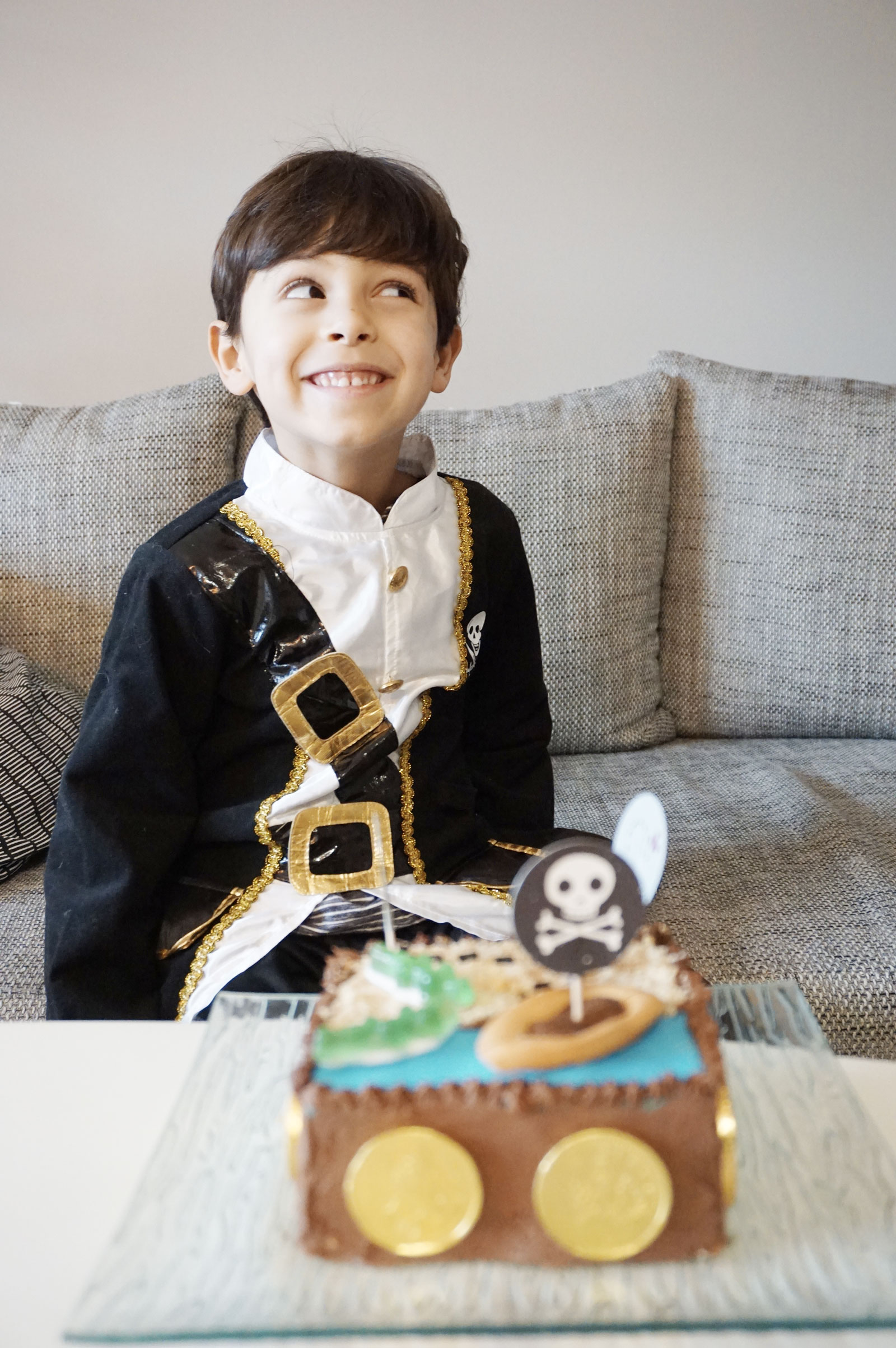 Anniversaire pirate : le gâteau d'anniversaire et la décoration