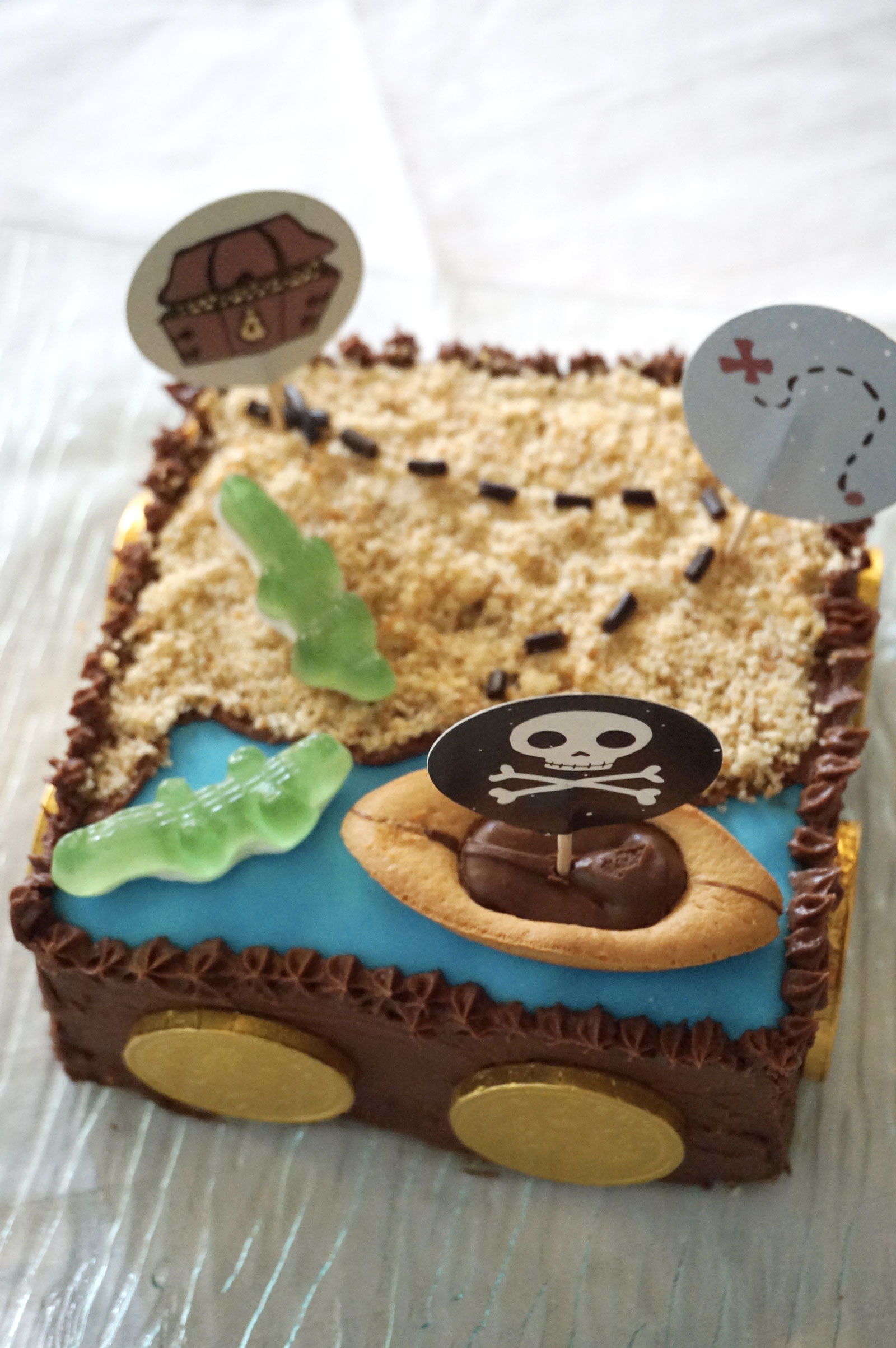 Anniversaire pirate : le gâteau d'anniversaire et la décoration