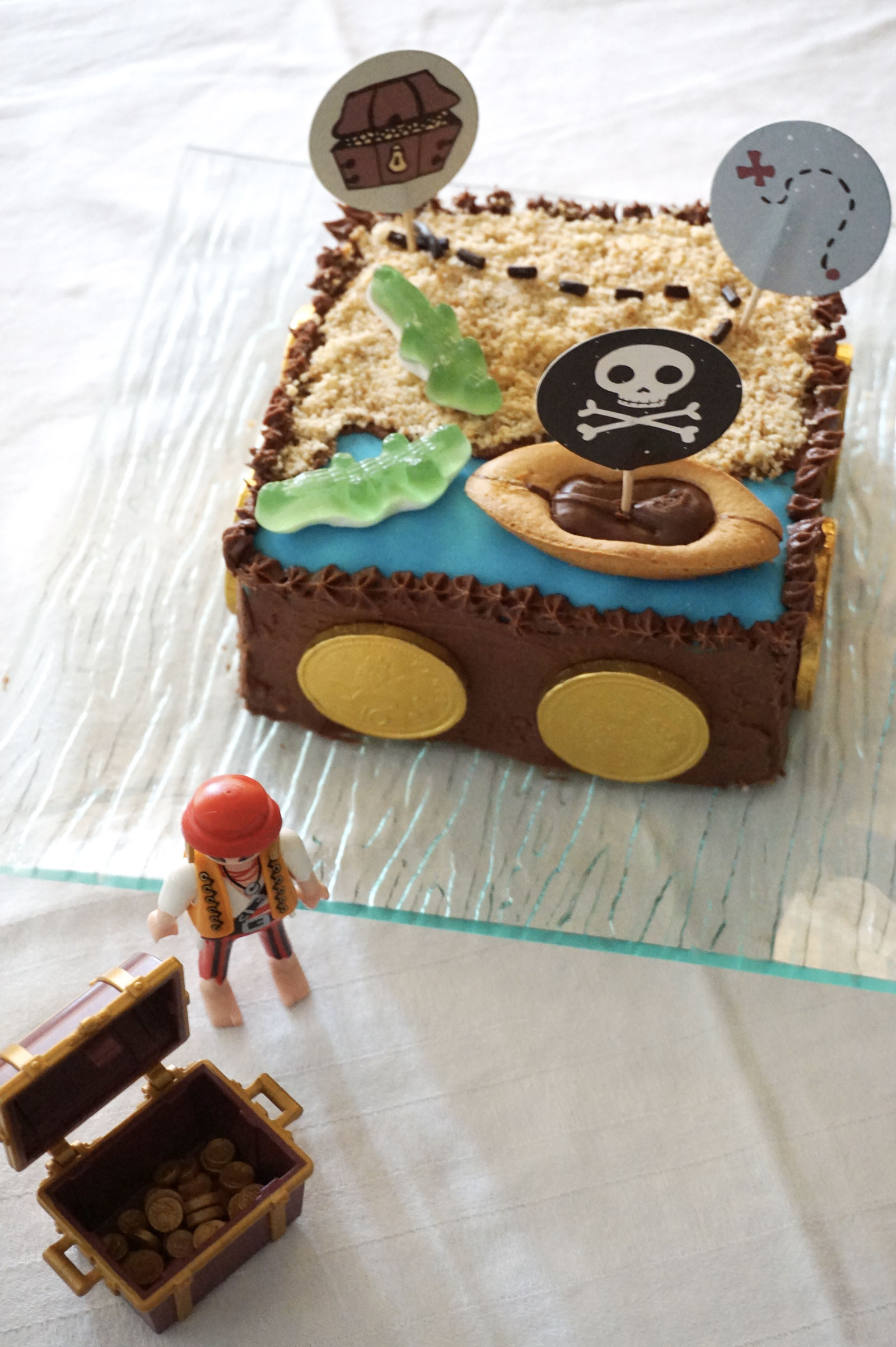 Anniversaire pirate : le gâteau d'anniversaire et la décoration