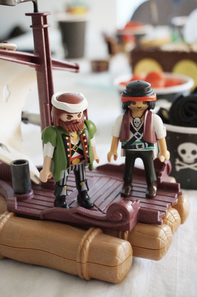 Anniversaire pirate : le gâteau d'anniversaire et la décoration