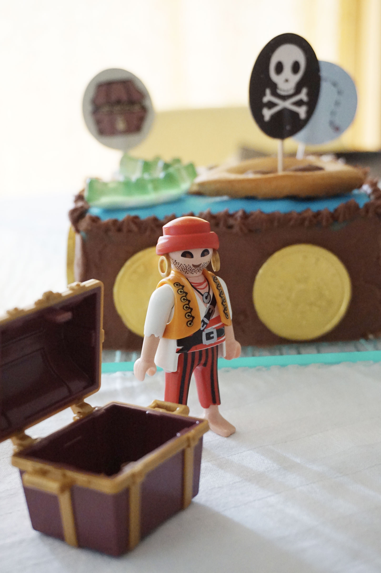 Anniversaire pirate : le gâteau d'anniversaire et la décoration
