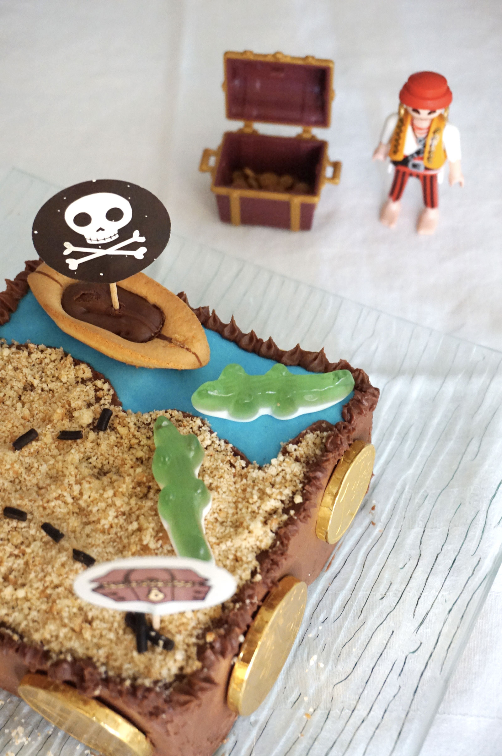 Anniversaire pirate : le gâteau d'anniversaire et la décoration