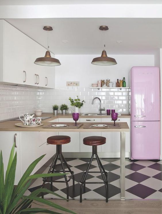 Cuisine moderne blanche frigo SMEG rose et carrelage carreaux