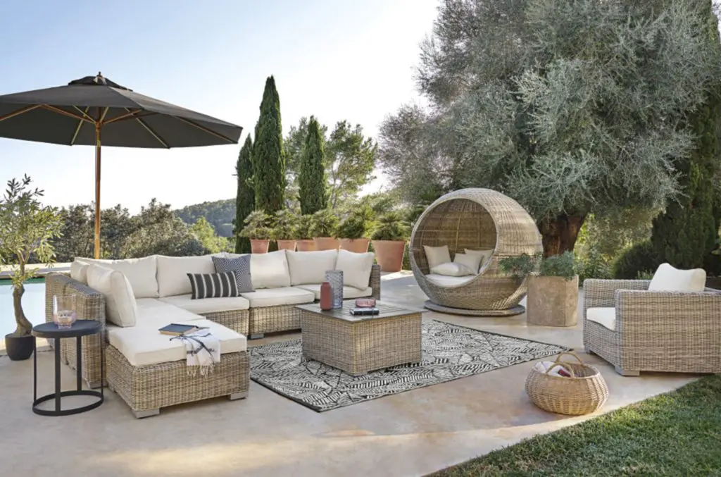 Lit de jardin rond en resine tressee et coussins ecrus