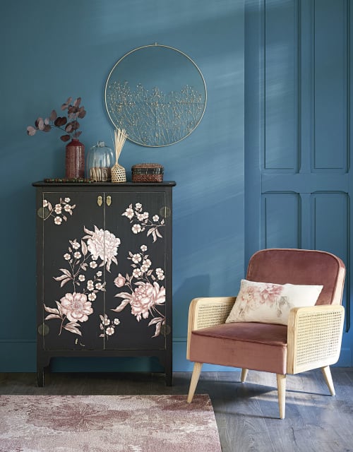 fauteuil en velours rose cannage en rotin