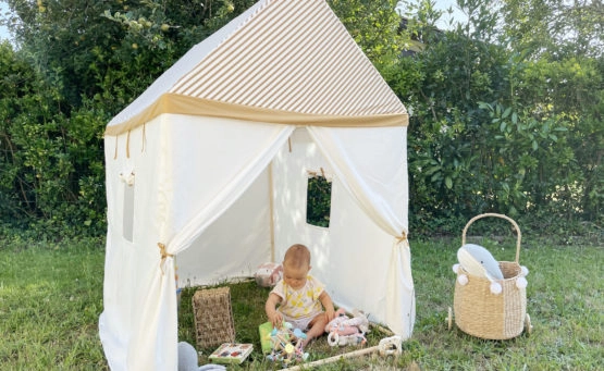 Une cabane maison pour jouer dedans et dehors !