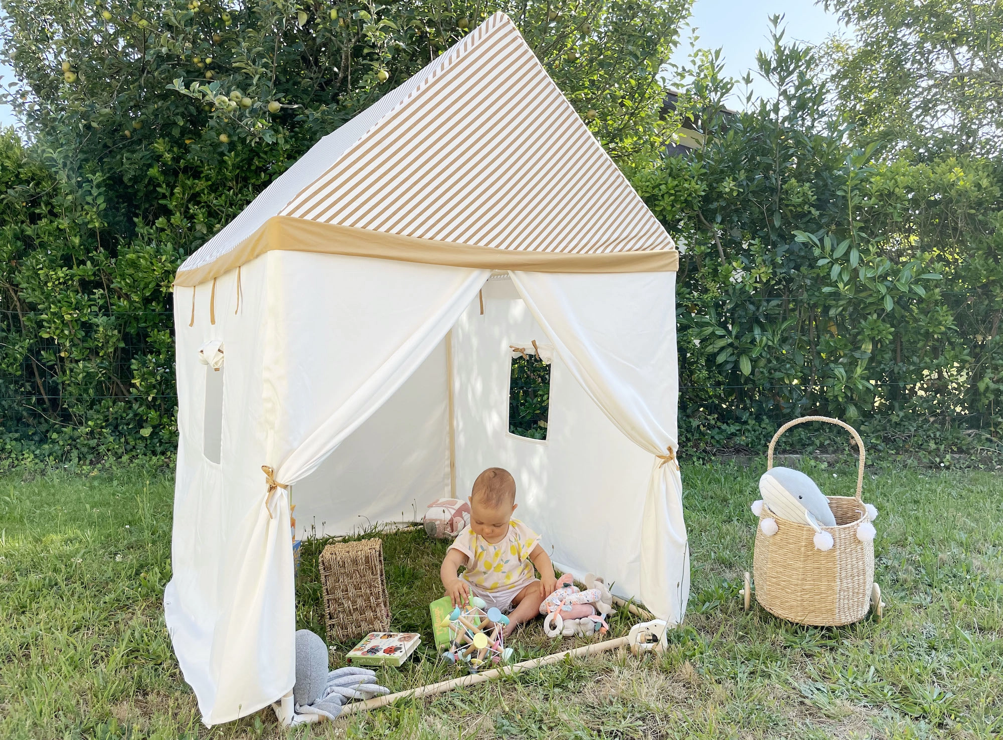 Une cabane maison pour jouer dedans et dehors !