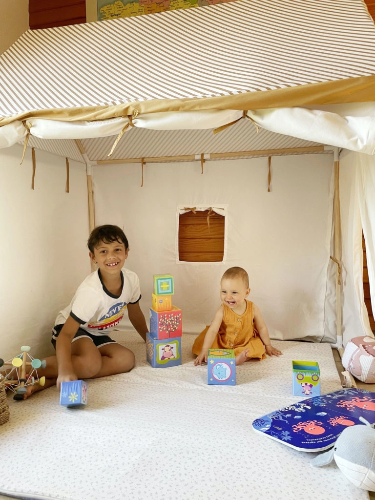 Une cabane maison pour jouer dedans et dehors !