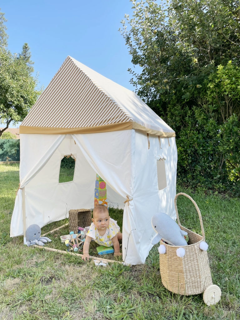 Une cabane maison pour jouer dedans et dehors !