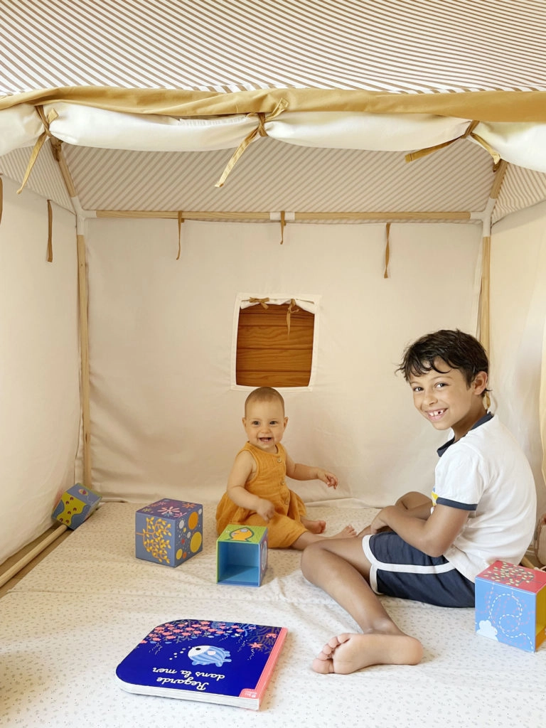 Une cabane maison pour jouer dedans et dehors !