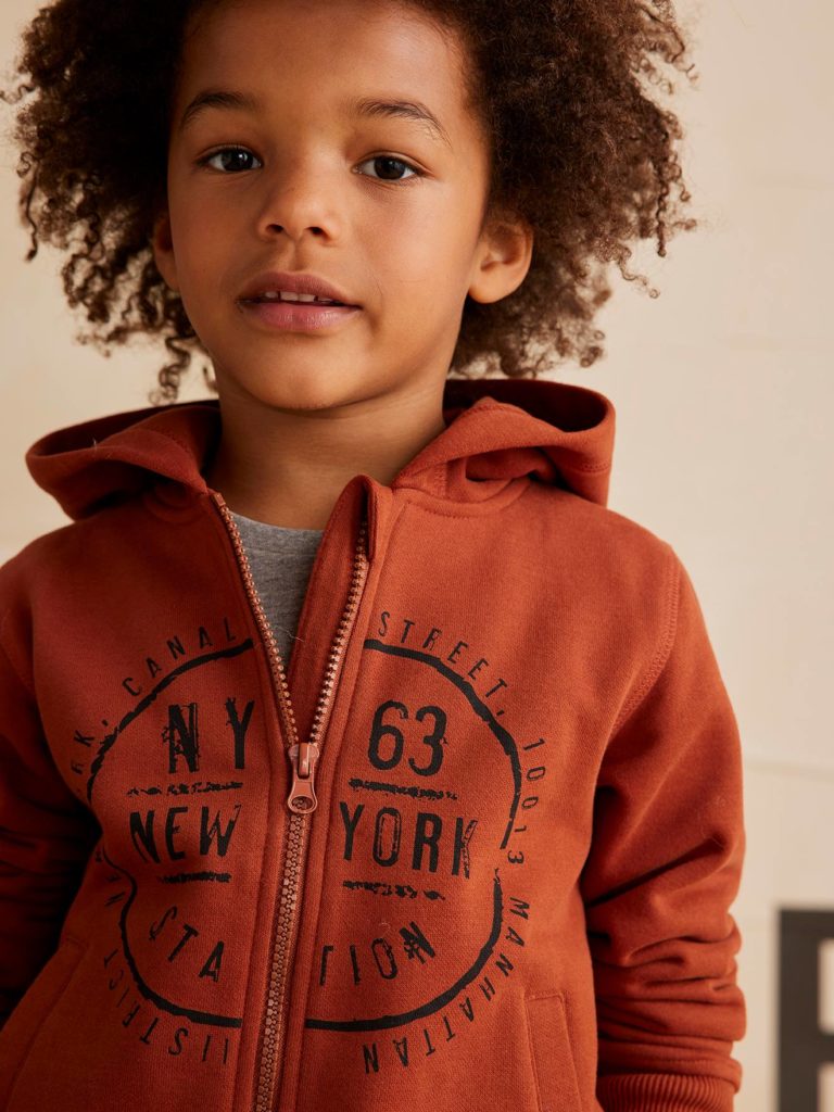 sweat zippe a capuche garcon motif graphique oeko tex