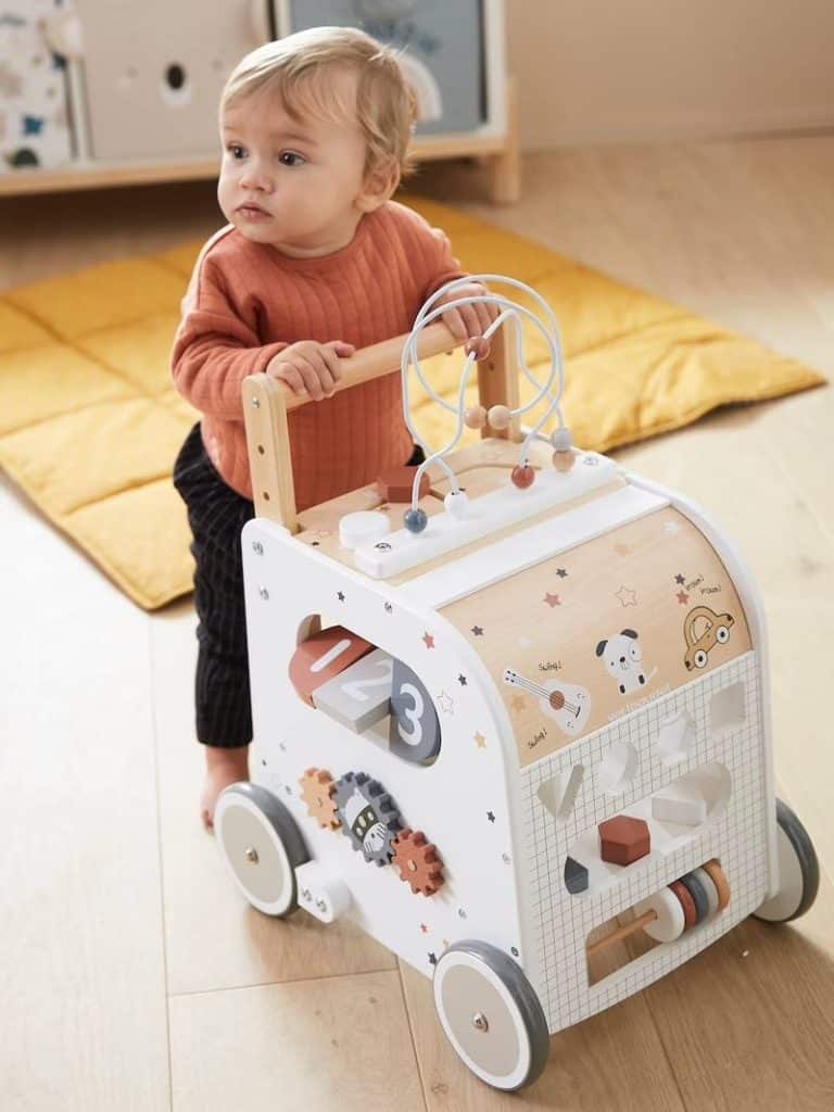 chariot de marche cube dactivites avec freins en bois fsc