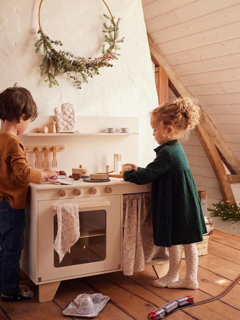 cuisinette equipee avec rideau en bois vertbaudet