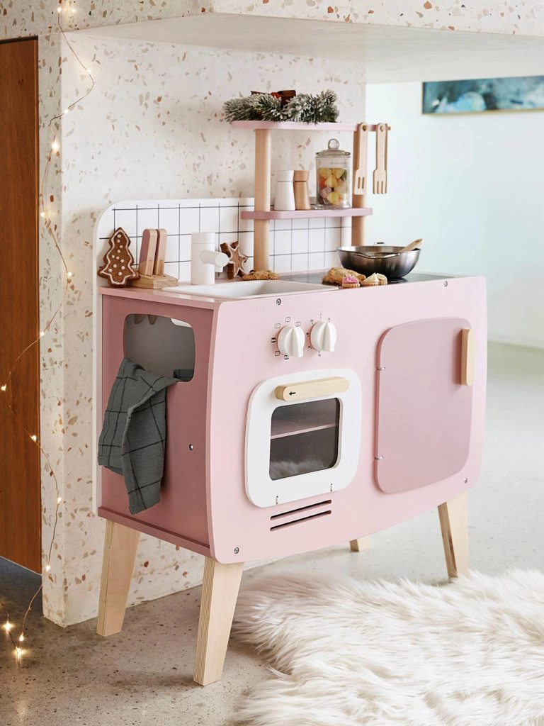 cuisinette design en bois enfant rose