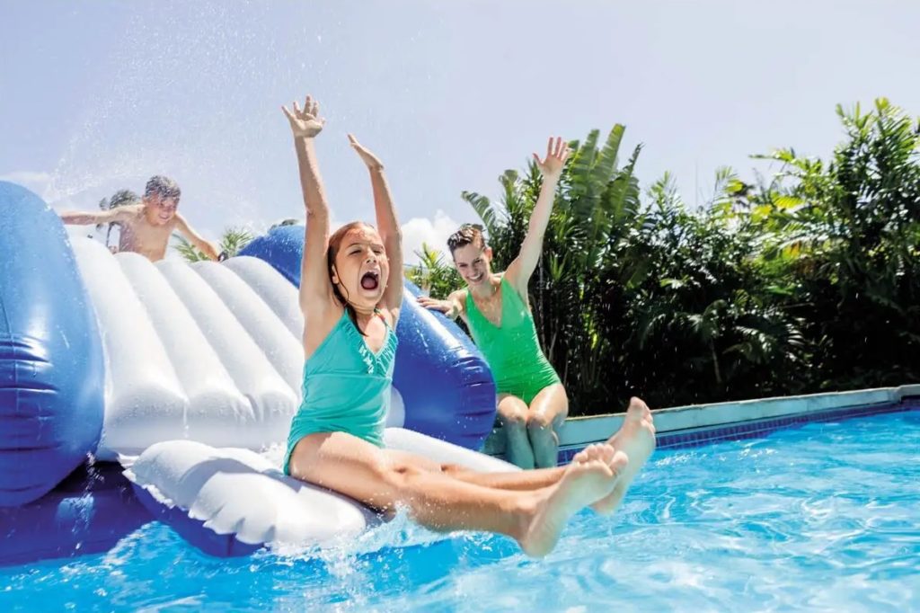 toboggan gonflable piscine