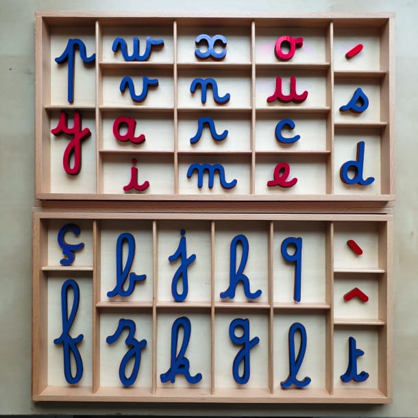 alphabet mobile montessori et boite de rangement consonnes bleues voyelles rouges
