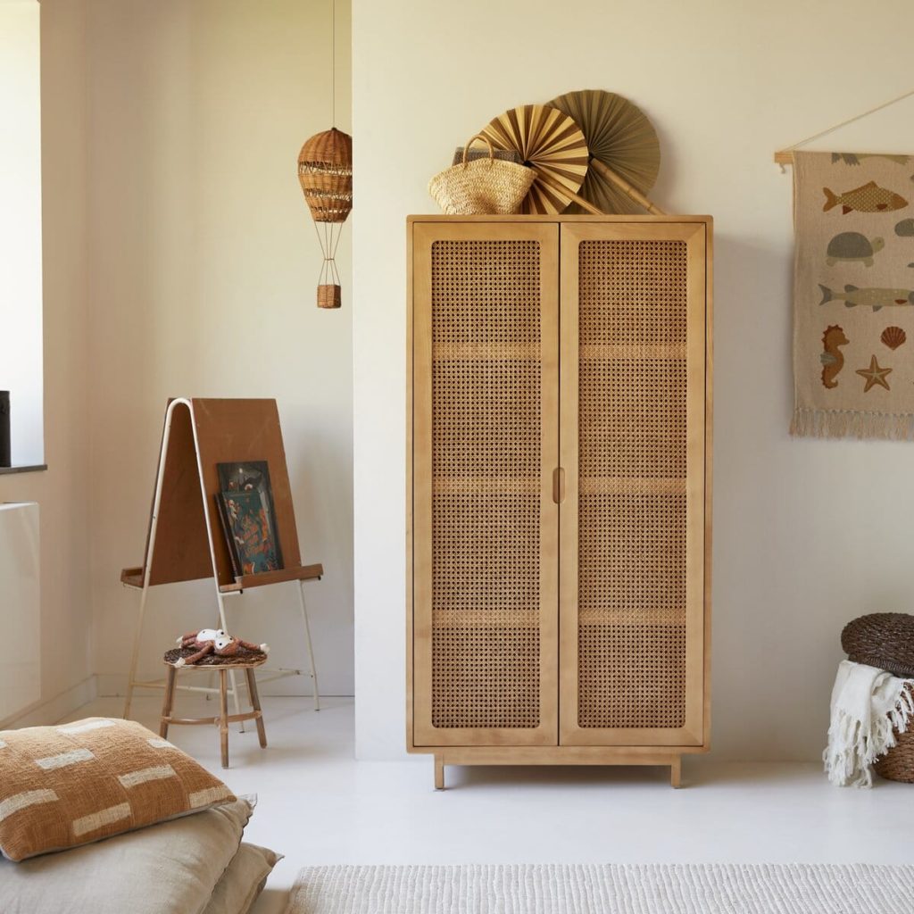 armoire enfant en orme massif et cannage