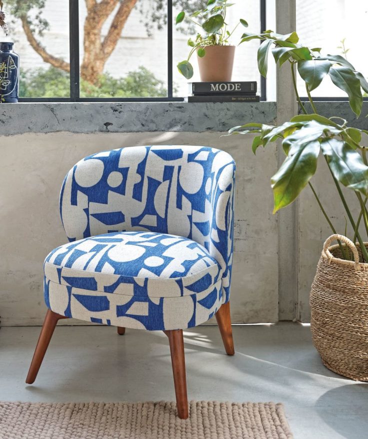 fauteuil tisse jacquard imprime bleu klein