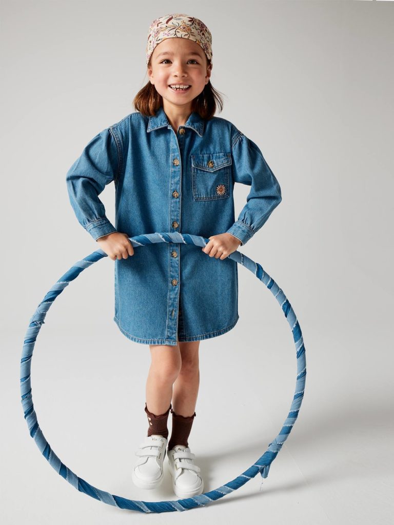 robe chemise en denim fille animee dune broderie fleur