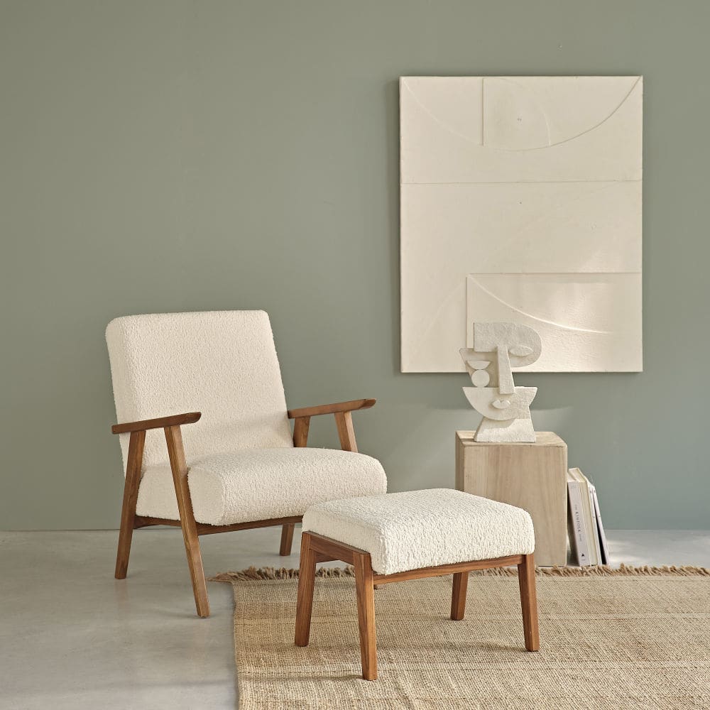 fauteuil a bouclettes blanches et frene massif