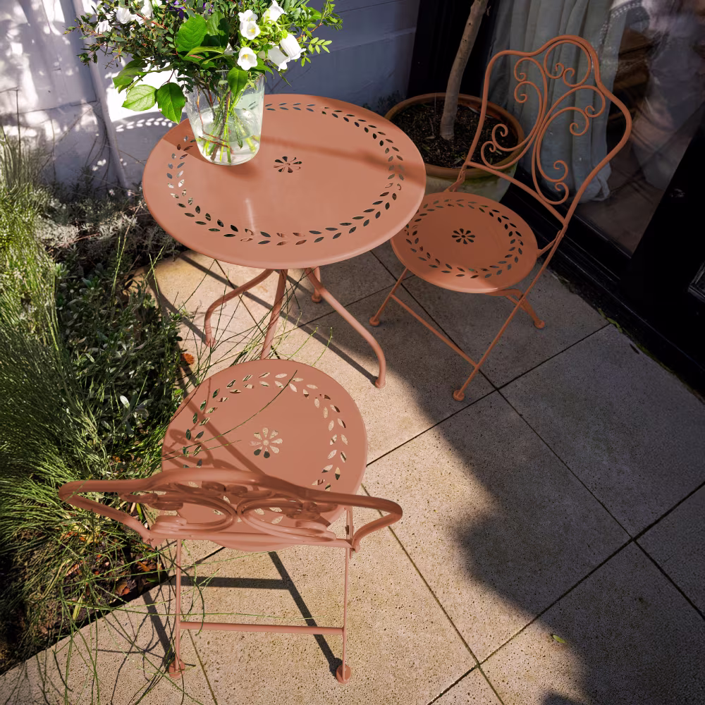 table bistrot avec chaises en metal terracotta
