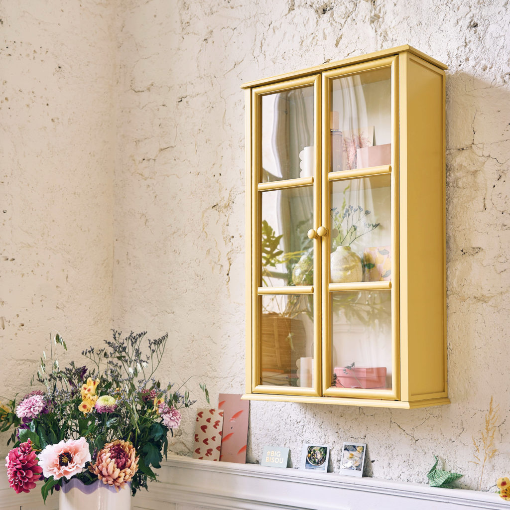 etagere murale jaune portes en verre