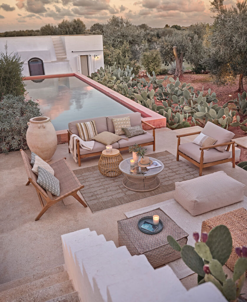 canape de jardin maisons du monde places en bois d acacia massif et coussins beiges