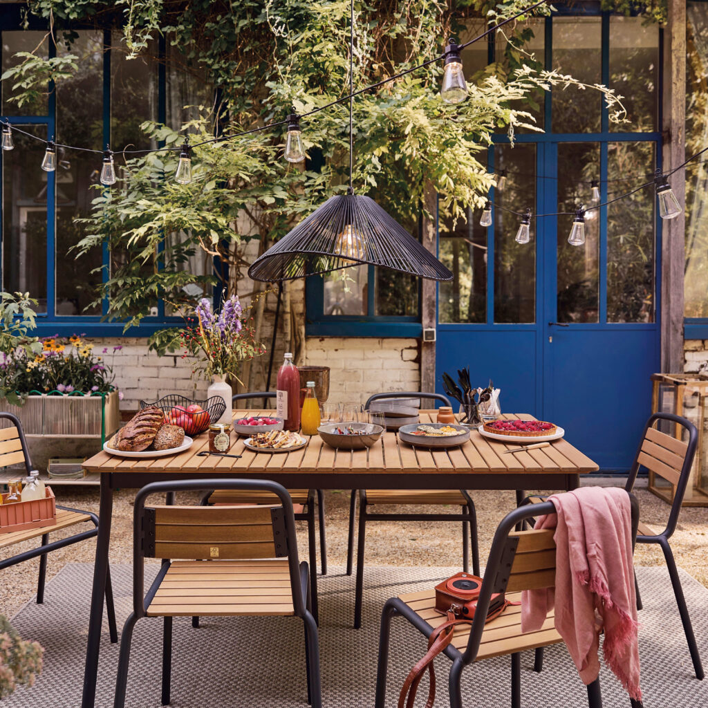 ensemble table de jardin et chaises en aluminium gris anthracite et bois d eucalyptus