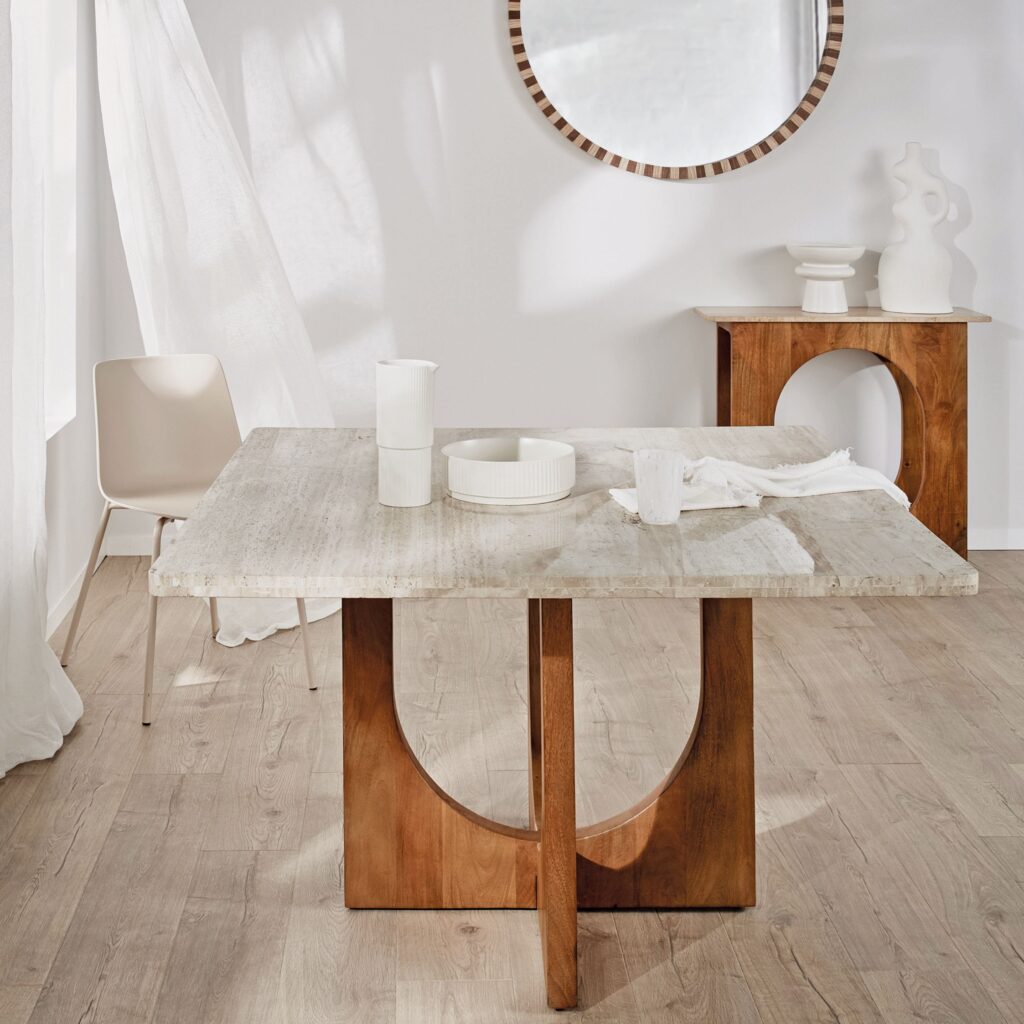 table a manger carree en travertin et bois de manguier massif personnes l