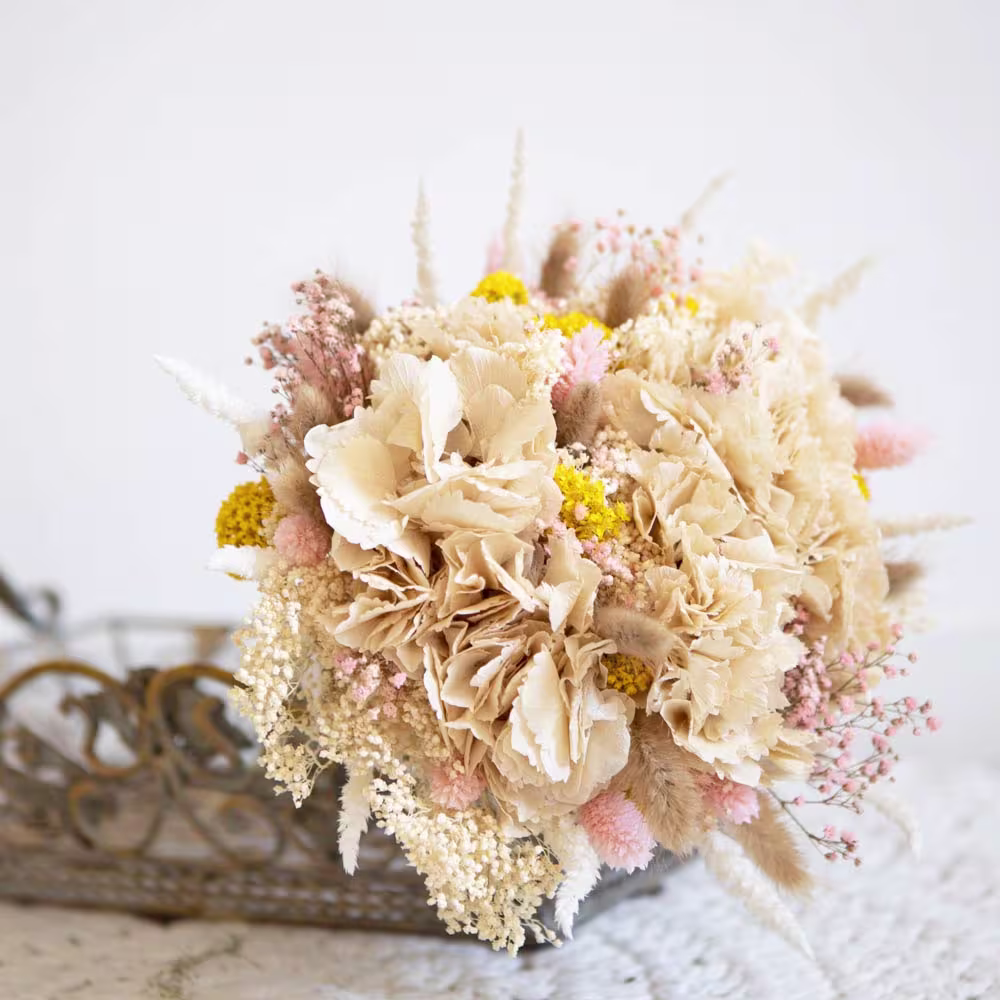 bouquet de fleurs sechees a base d hortensia creme