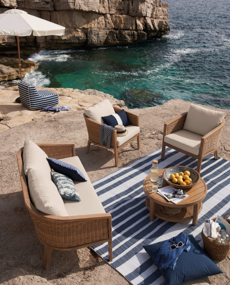 salon de jardin places en bois d acacia et coussins ecrus